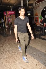 Siddharth Malhotra snapped at the airport in Mumbai on 7th Oct 2012 (15).JPG